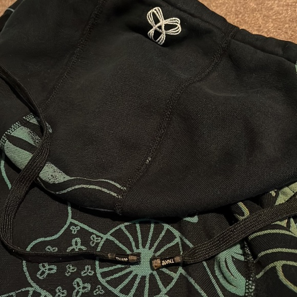 Euc TNA graphic full zip hoodie. - Picture 8 of 8